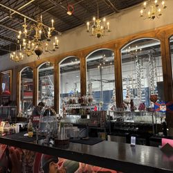 3BR Distillery - Beautiful bar with distillery in back