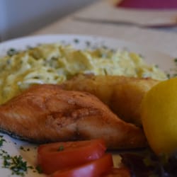 Die kleine Fischerstube - Fischfilets (Dorade und Lachs) mit Bandnudeln an einer Kräutersoße