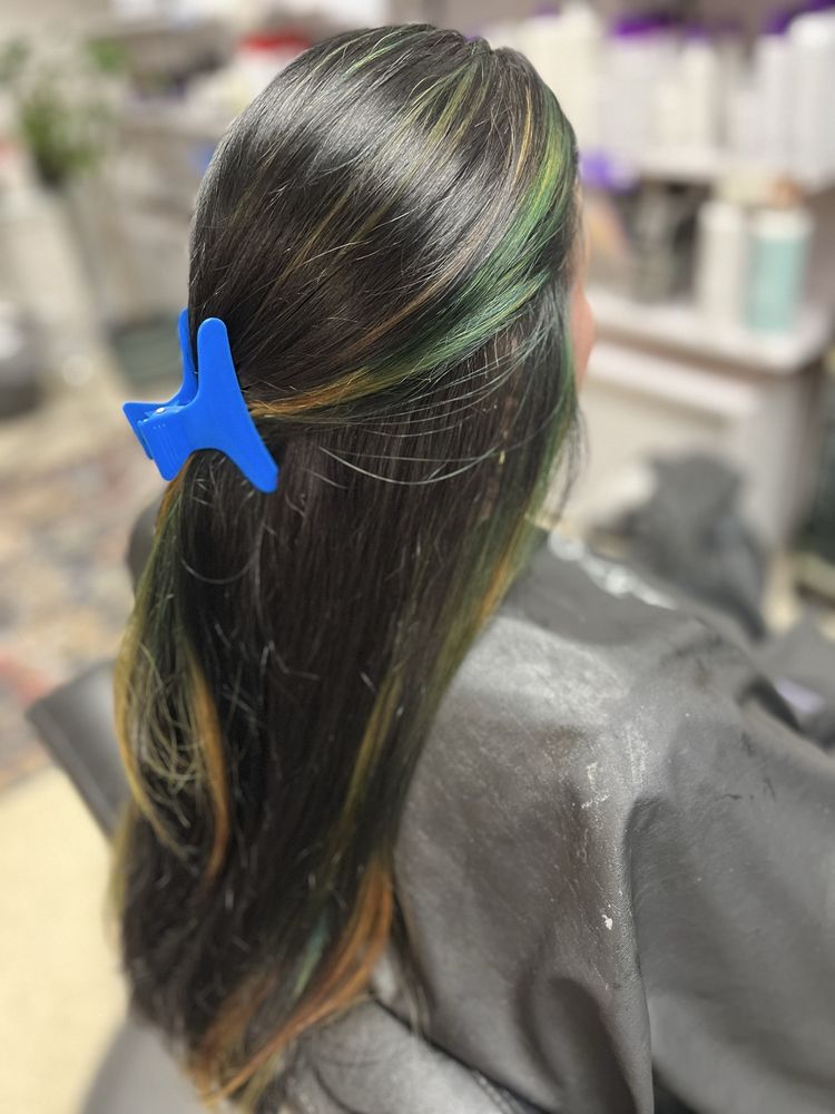 Donna's Hair Studio Image