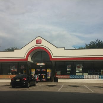 Speedway - a car parked in front of a store - Gas Stations Near Me - Orlando, Florida Speedway - a car parked in front of a store - Gas Stations Near Me - Orlando, Florida