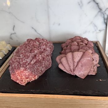 寰宇堂 - Beef Pastrami and Salami from the buffet line at the front. - Airport Lounges Near Me - Hong Kong, HK