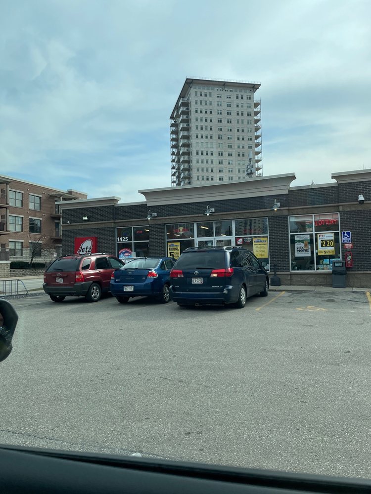 JETZ CONVENIENCE CENTER Updated September 2024 1425 N Farwell Ave