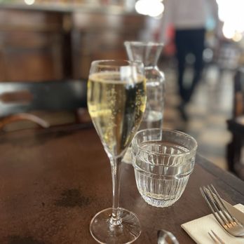 Les Antiquaires - Champagne - Bistros Near Me - Paris, 75 Les Antiquaires - Champagne - Bistros Near Me - Paris, 75