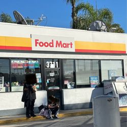 Shell - San Diego - Out front with the misleading signs
