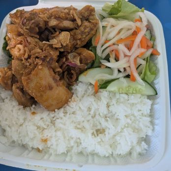 Rollin’ Rolls Cafe - Lemongrass Chicken - Vietnamese Near Me - Urban Honolulu, Hawaii