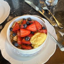 Granola yoghurt parfait Granola yoghurt parfait