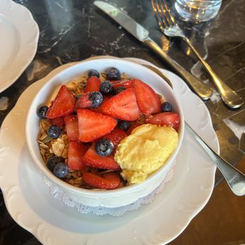 Lola - Granola yoghurt parfait - American Near Me - Nevada City, California Lola - Granola yoghurt parfait - American Near Me - Nevada City, California