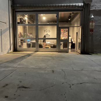 Rūts Dance Studio - Entrance off to the side of the building - Dance Studios Near Me - Los Angeles, California Rūts Dance Studio - Entrance off to the side of the building - Dance Studios Near Me - Los Angeles, California