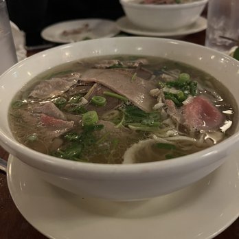 Le's Vietnamese Restaurant - Extra Large Beef Noodle Soup - Vietnamese Near Me - Cambridge, Massachusetts