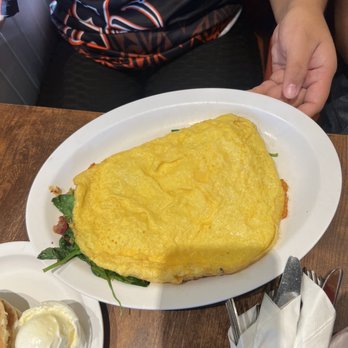 Eggs 'n Things Ko Olina - Spinach, Bacon & Cheese Omelette with Pancakes - American Near Me - Kapolei, Hawaii Eggs 'n Things Ko Olina - Spinach, Bacon & Cheese Omelette with Pancakes - American Near Me - Kapolei, Hawaii