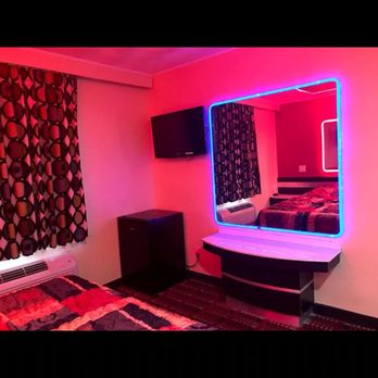 Oasis Motel - Cool mirrors - Hotels Near Me - Bronx, New York