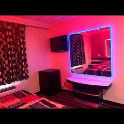 Oasis Motel - Cool mirrors