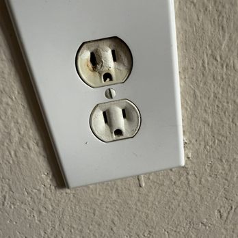 Legacy On The Bay - Outlet that melted when used and never got replaced. - Apartments Near Me - Destin, Florida