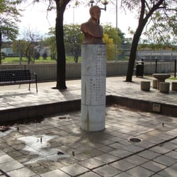 Sun Yat-sen Park - Empty fountain and bust