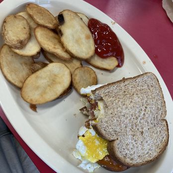 Cliffside Diner - BLT+egg with potato slices - American Near Me - Frankfort, Kentucky