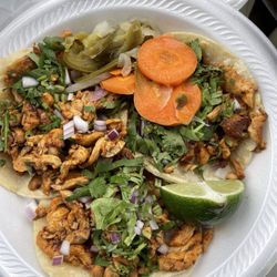 El Sazon Del Gordo - Well seasoned and juicy chicken with all the fixings. They probably ran out of white onion but the red onion did the job.