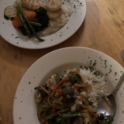 Idgie's Fine Food - Mahi mahi w prawns in mango sauce and red curry