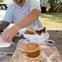 Pulled pork sandwich with coleslaw