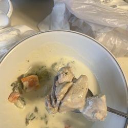 Tikal Restaurant and Lounge - Pollo en crema. Ese era todo lo q recibí incluyendo lo del plato , una vergüenza