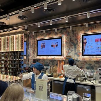 Venchi - Inside - Gelato Near Me - Glendale, California