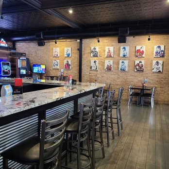 Oliver's Bar and Grill - Interior bar - American Near Me - Woodstock, Illinois Oliver's Bar and Grill - Interior bar - American Near Me - Woodstock, Illinois