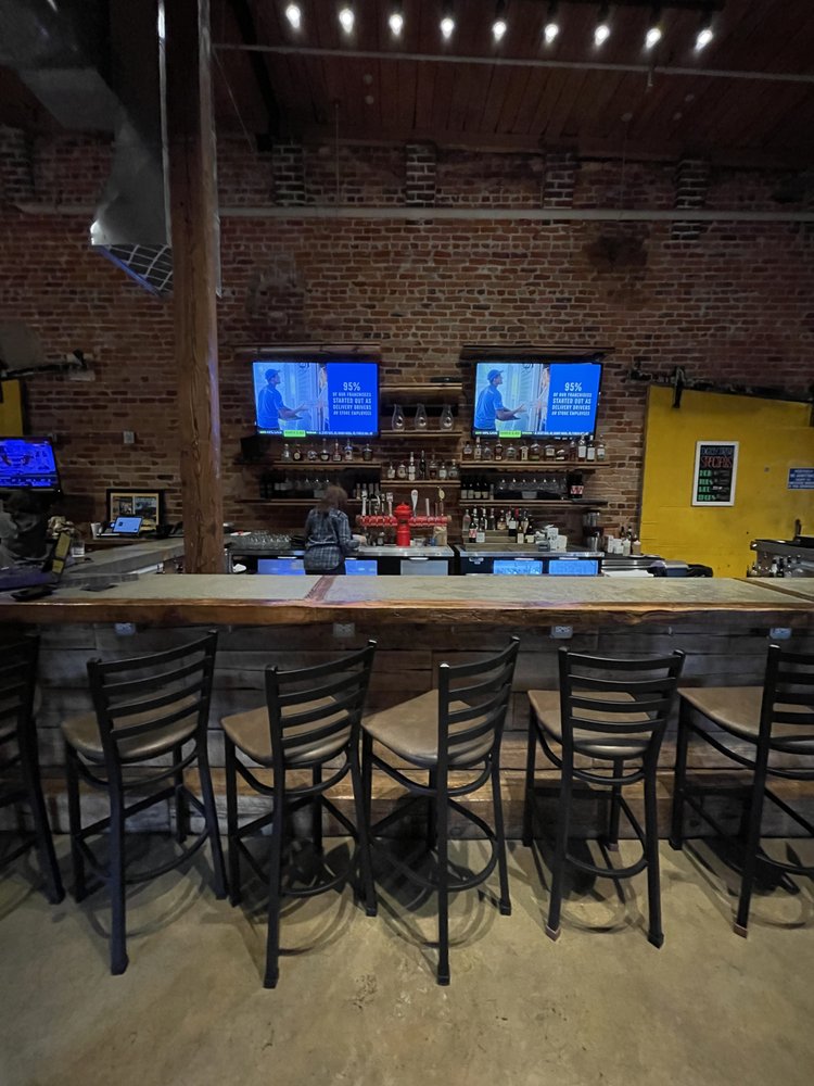 Emmet's Social Table