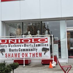 UNIQLO - Sign out front
