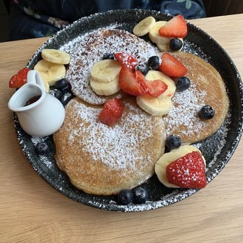 Vero Caffè - Vegan pancakes with fruit and maple - Cafes Near Me - Bruges, VWV