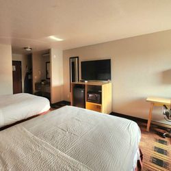 Days Inn by Wyndham Lumberton - Guest room