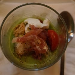 Ristorante La Tana Degli Orsi - Benvenuto: bicchiere di crema di piselli con stracetti di prosciutto crudo, fili di mozzarella e pomodorini