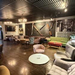 Hangar 7 Social House - Plenty of room lounge
