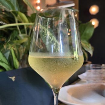 Earls Kitchen + Bar - Vino - Cocktail Bars Near Me - Honolulu, Hawaii