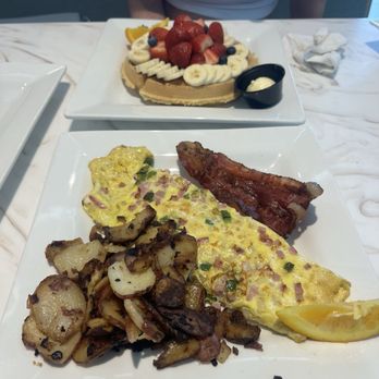 Keke's Breakfast Cafe - Western Omelet + Florida Waffle - Breakfast & Brunch Near Me - Delray Beach, Florida