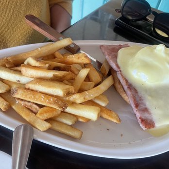 Cafe Le Reve - Egg Benedict ham - Breakfast & Brunch Near Me - Riverside, California