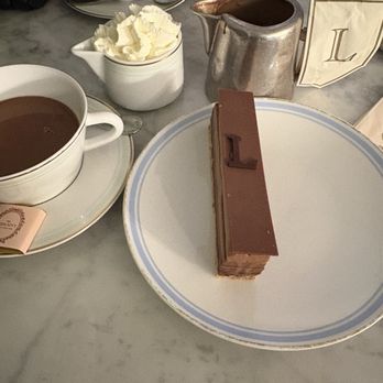 Ladurée - Chocolat chaud avec chantilly et le plaisir sucrée - Tea Rooms Near Me - Paris, 75