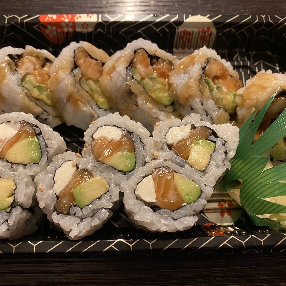 Philadelphia roll & chicken tempura roll. Yummy! Philadelphia roll & chicken tempura roll. Yummy!