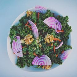 The Green - Kale Salad! Mit Heidelbeerdressing, rosa Beete, Karotte & Walnuss