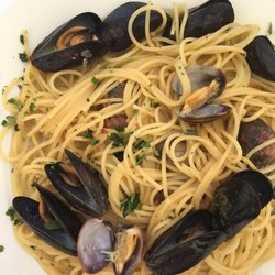 El Tro' - Mussels with linguini.