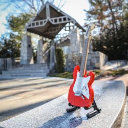 Station Fire Memorial Park - LEGO guitar placed on memorial bench (photo by Julius von Brunk, 2023)