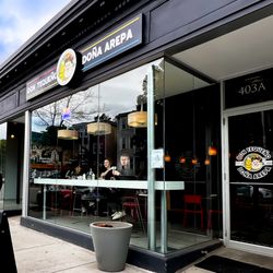 Don Tequeño y Doña Arepa - Street view