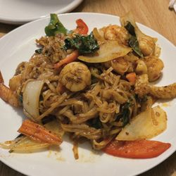 Thai Nakonping Restaurant - Spicy Pad Thai (thin noodle)