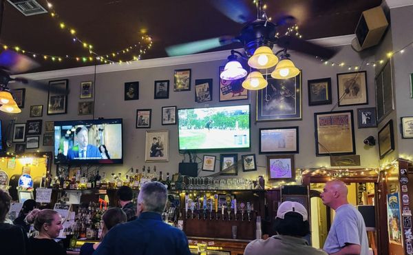 Henry's Uptown Bar by null