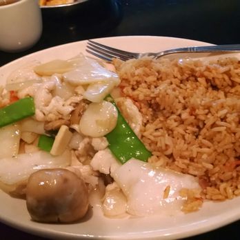 Lotus Cafe - Hackensack - Chicken and Mushroom lunch special - shouldn't this dish be loaded with mushrooms? There were like 4. - Chinese Near Me - Hackensack, New Jersey