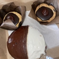 Chocolate chip cookie cups and black and white cookie