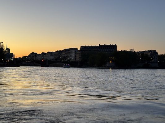 Bateaux-Mouches by null