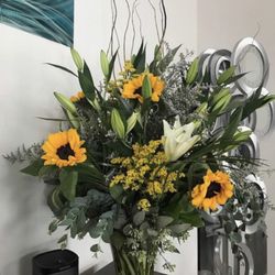 Signature Sweets & Flowers - This beautiful arrangement done by Signature Sweets & Flowers