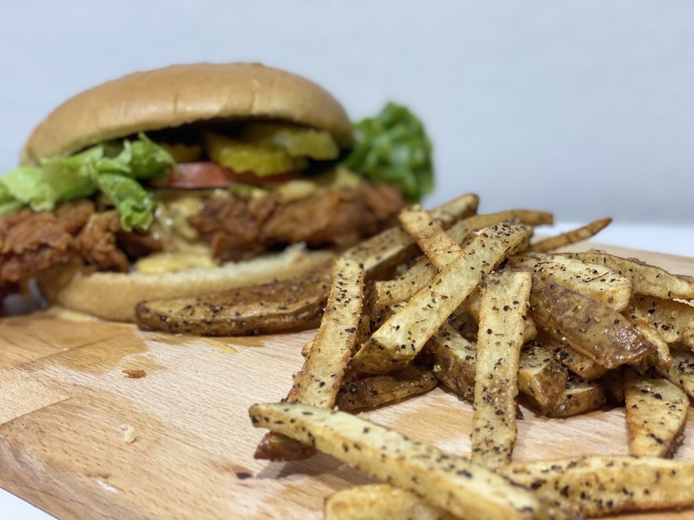 Huey's Chicken & Fries Logo