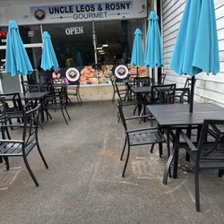 Uncle Leo's & Rosny Gourmet - Outside seating is dog friendly