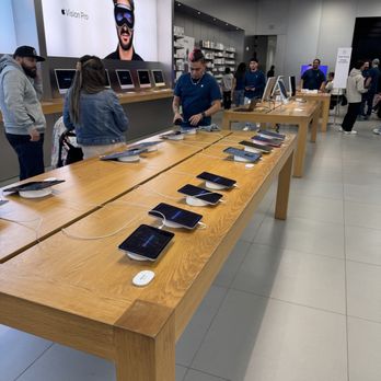 Apple - Lobby - Computers Near Me - Cerritos, California