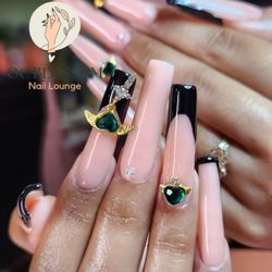 OC blossom Nail Lounge - Charms XL black French nails.